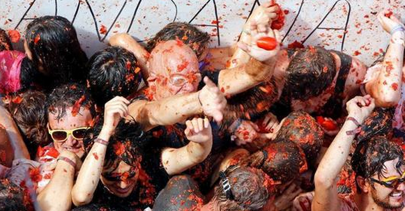 西班牙小鎮(zhèn)舉辦番茄大戰(zhàn)2萬人狂砸150噸番茄