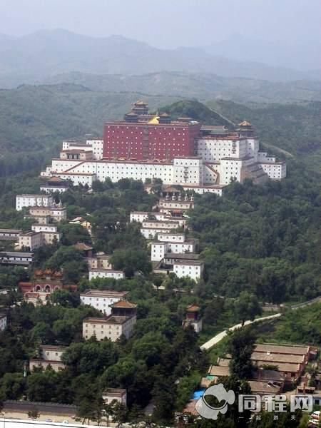 承德小布達(dá)拉宮遠(yuǎn)景